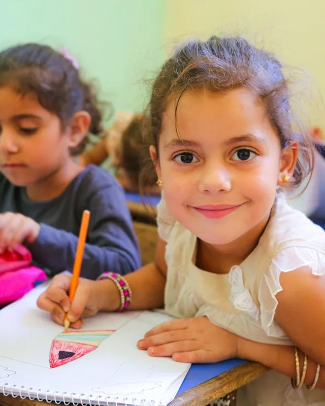 Criança desenhando na escola